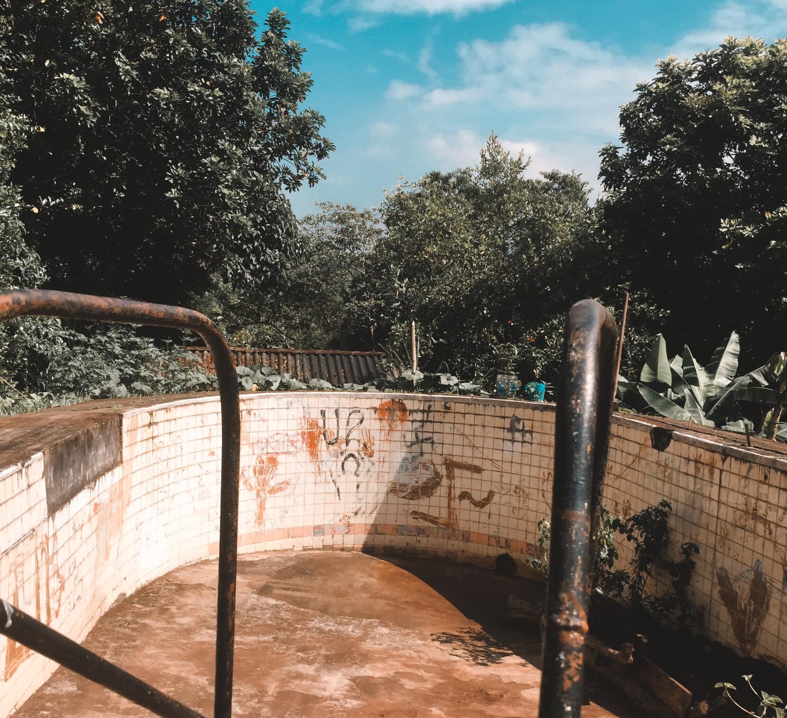 el escenario de Maloca era una piscina desocupada